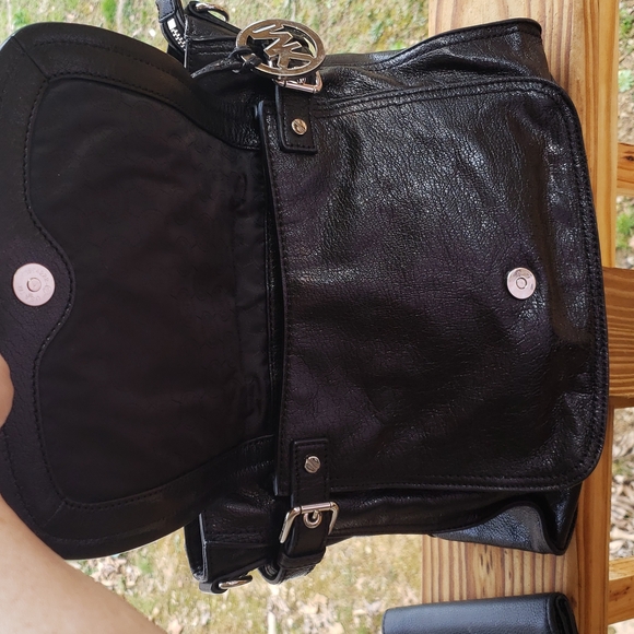 Black Leather Michael Kors handbag. - Picture 3 of 10